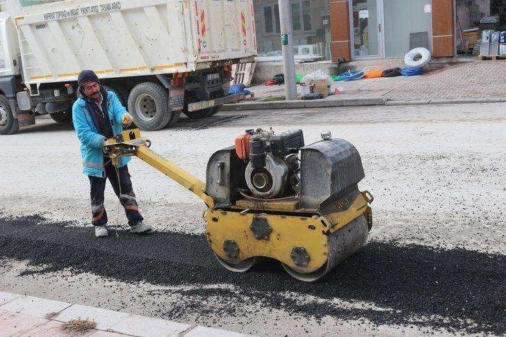 Emirdağ da bozulan yollarda asfalt yama çalışmaları başladı G3
