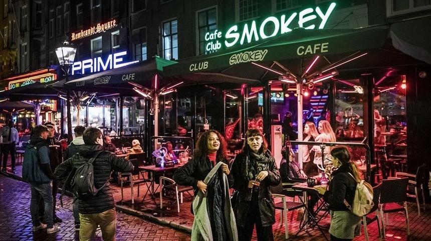 Amsterdam Belediyesi esrar satan kafelere yabancı turistlerin girişini yasaklamaya hazırlanıyor
