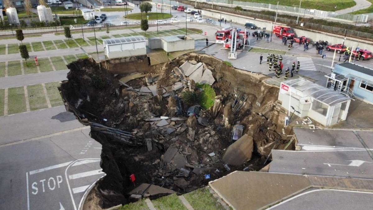 İtalya&rsquo;da a&ccedil;ık otopark &ccedil;&ouml;kt&uuml;, ara&ccedil;lar g&ouml;&ccedil;&uuml;k altında kaldı