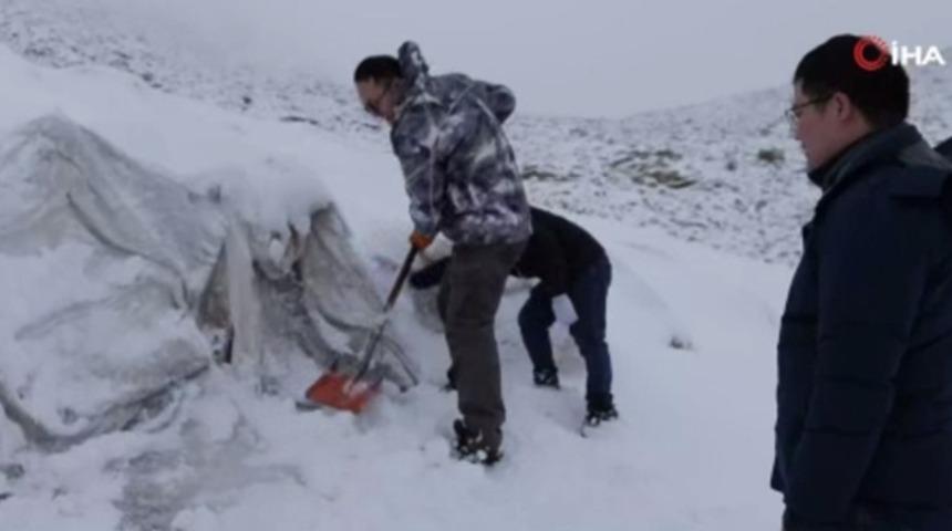 Erimesini yavaşlasın diye için buzulları örttüler!