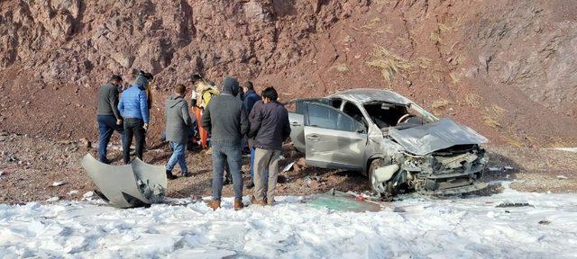 Van-Özalp karayolunda trafik kazası; 2 yaralı