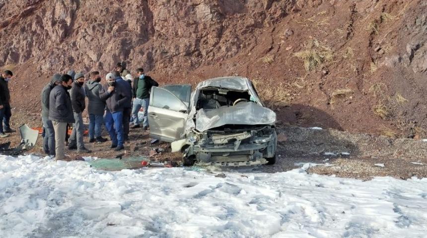 Van-Özalp karayolunda trafik kazası; 2 yaralı