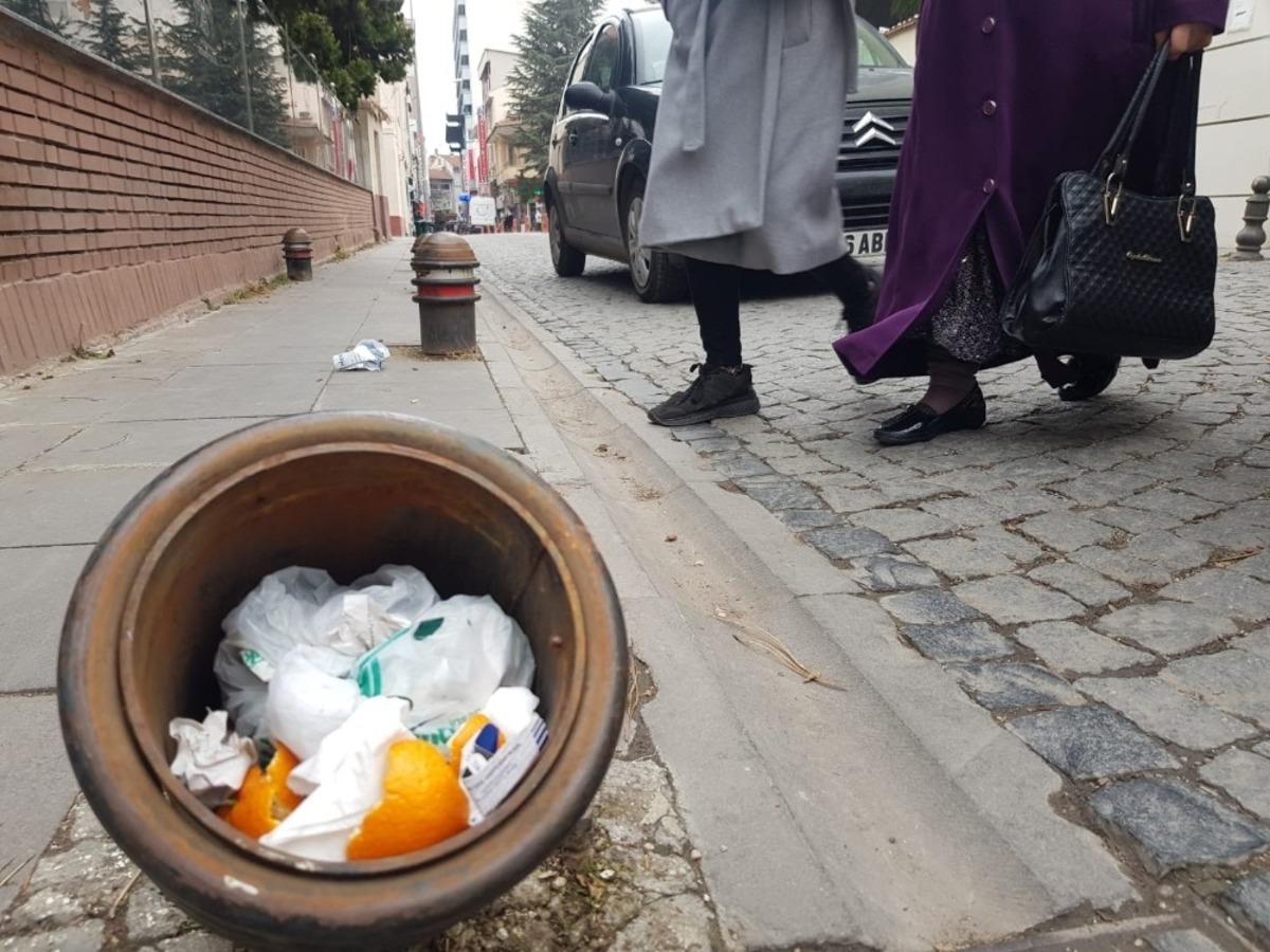 Sorumsuzluğun b&ouml;ylesi, trafik dubasını &ccedil;&ouml;p kovasına &ccedil;evirdiler