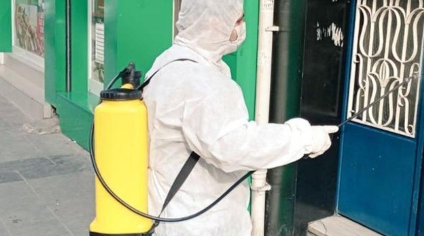 Testi pozitif &ccedil;ıkan vatandaşların apartmanları dezenfekte ediliyor