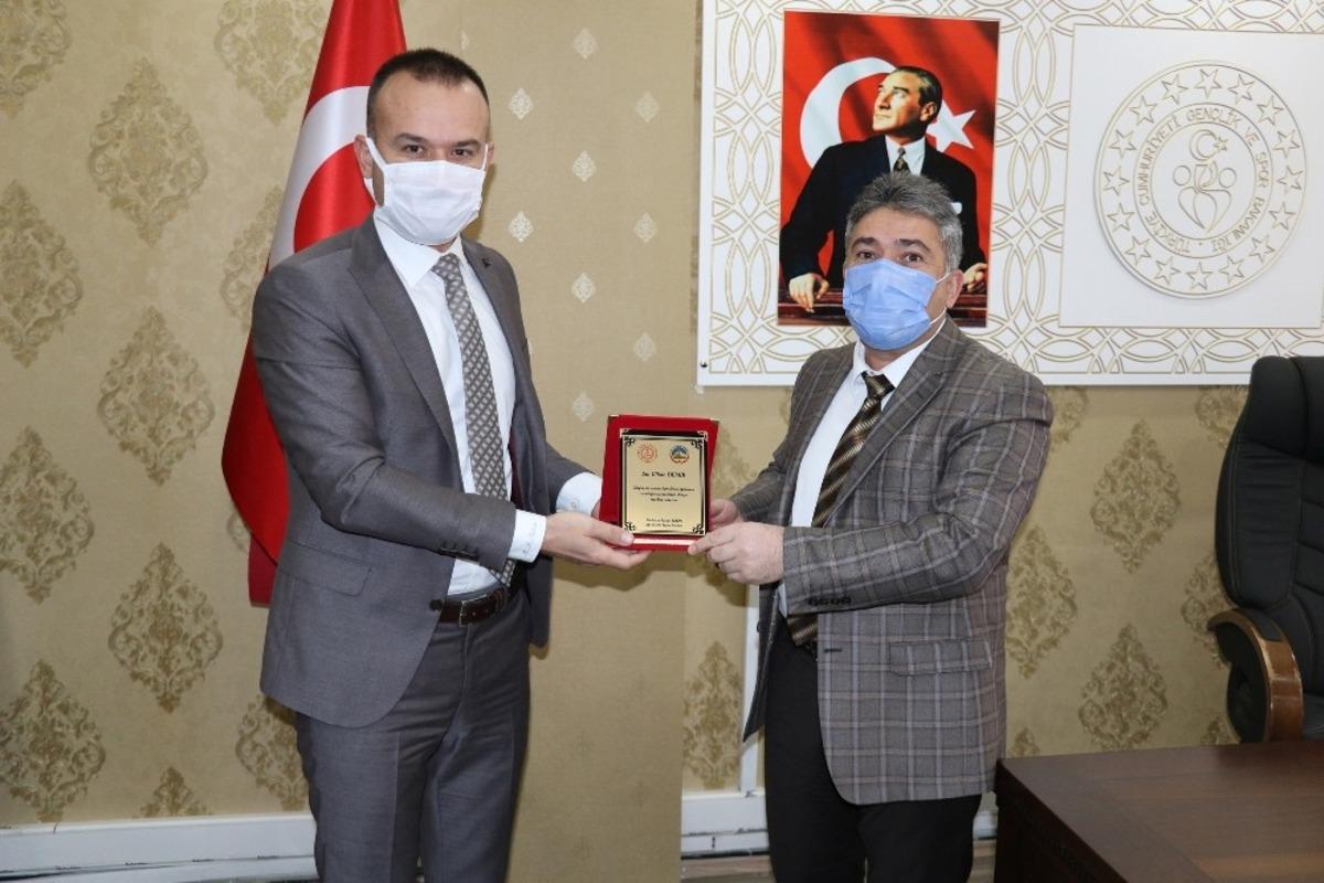 Ağrı Milli Eğitim M&uuml;d&uuml;r&uuml; Tekin&rsquo;den kurum m&uuml;d&uuml;rlerine teşekk&uuml;r plaketi