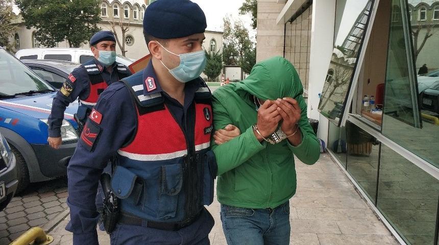 Camı kırıp i&ccedil;eri girdiği evden kurusıkı tabanca &ccedil;aldı