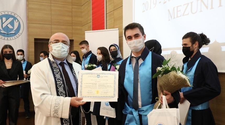 KAY&Uuml; ilk mezunlarına sembolik Mezuniyet ve Şed Bağlama T&ouml;reni d&uuml;zenledi