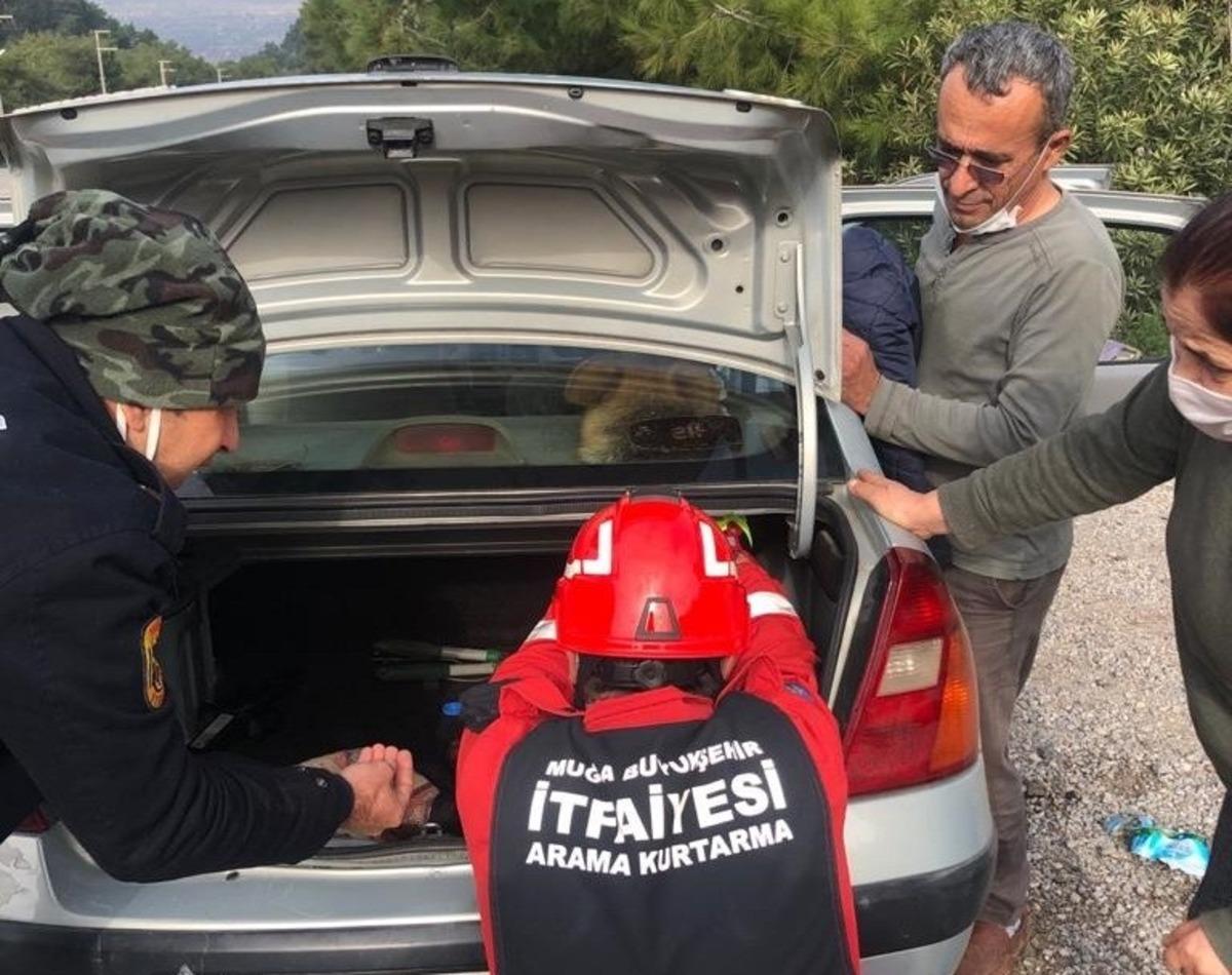 Arabanın hoparl&ouml;r kabinine kafası sıkışan k&ouml;peği itfaiye kurtardı