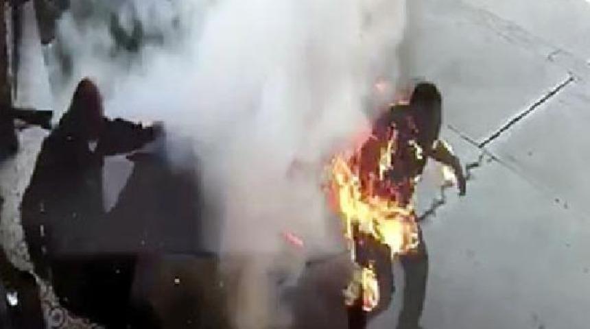 Akaryakıt istasyonunda çıkan yangında 2 işçi alevler içinde kaldı