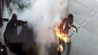 Akaryakıt istasyonunda çıkan yangında 2 işçi alevler içinde kaldı