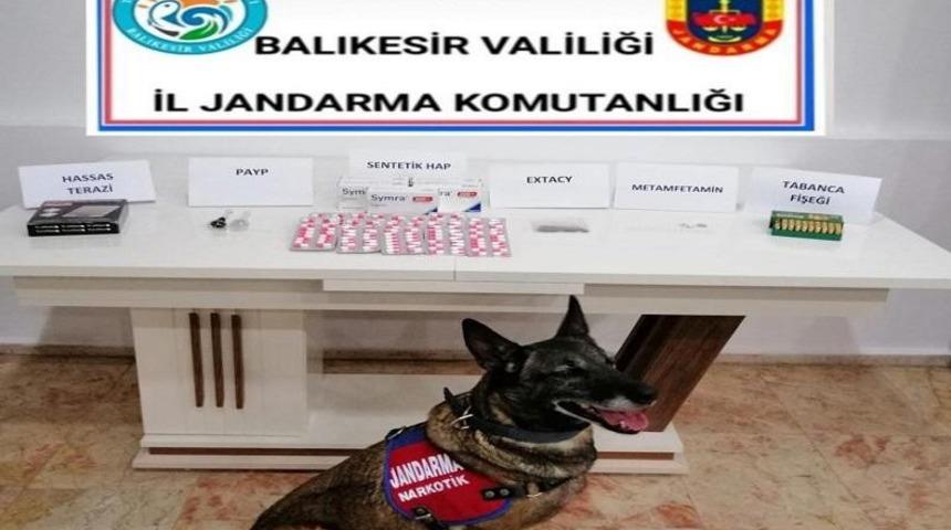 Altıeyl&uuml;l&rsquo;de 3 kişiye uyuşturucu operasyonu