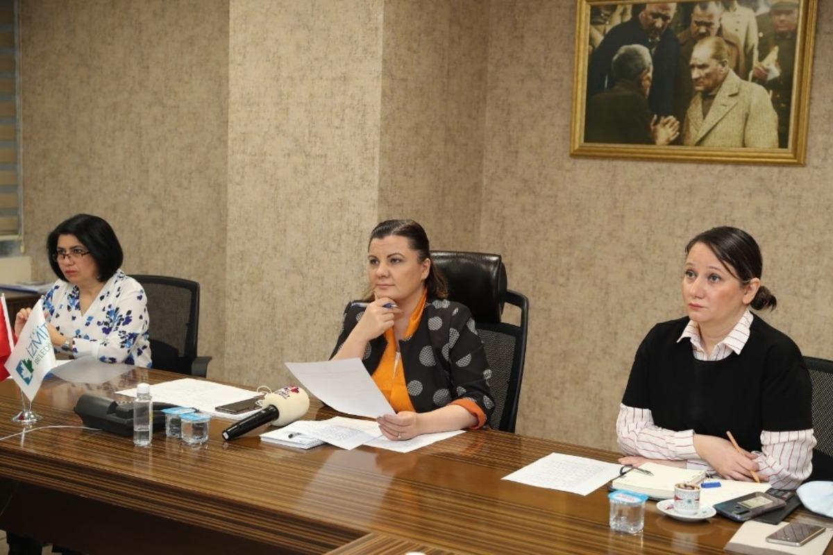 İzmit &ccedil;arşısında d&uuml;kkanlar a&ccedil;ılışa hazırlanıyor