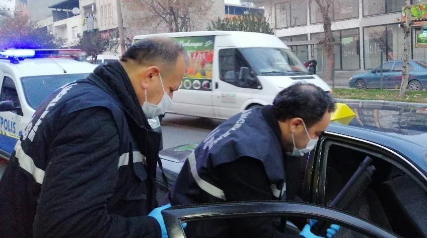 Silahla oynarken kendini yaraladı