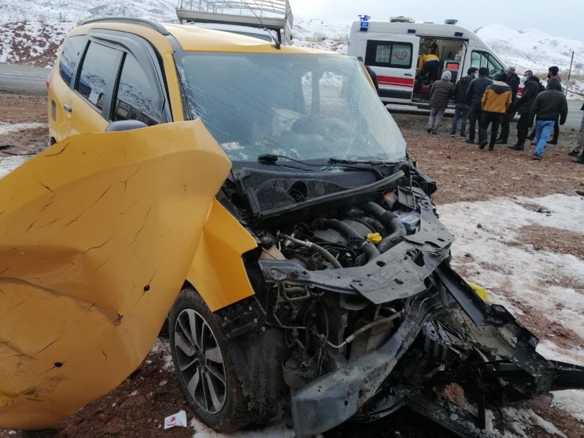 Bing&ouml;l&rsquo;de trafik kazası: 1 &ouml;l&uuml;, 2 yaralı