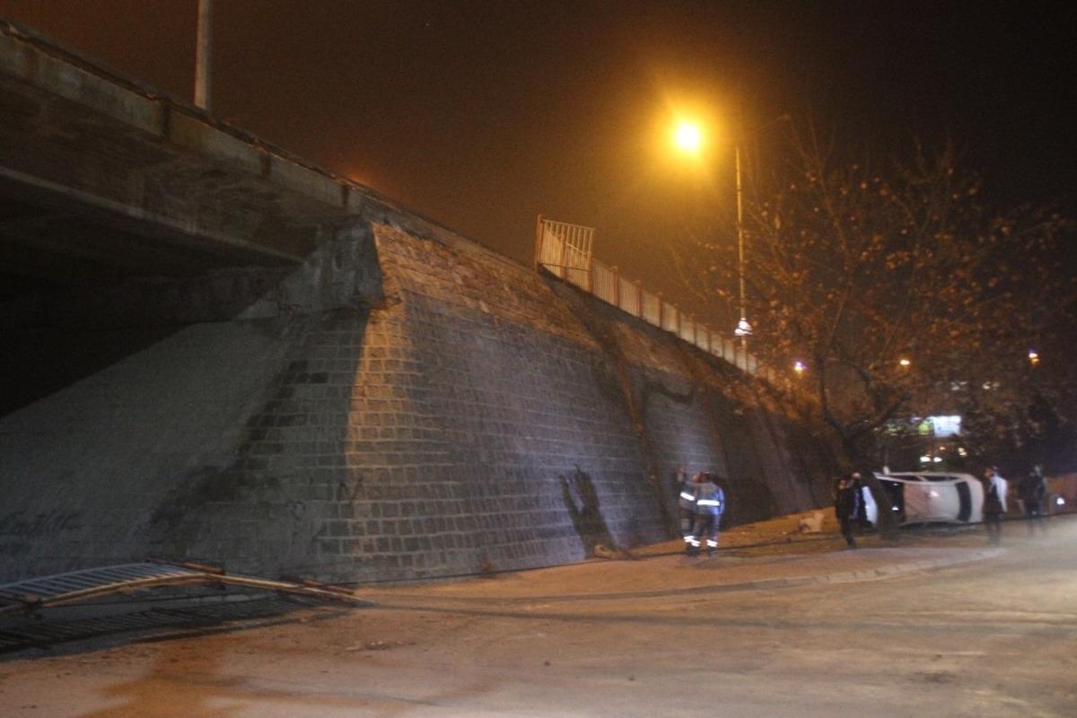 Kayseri&rsquo;de otomobil k&ouml;pr&uuml;den u&ccedil;tu: 3 yaralı