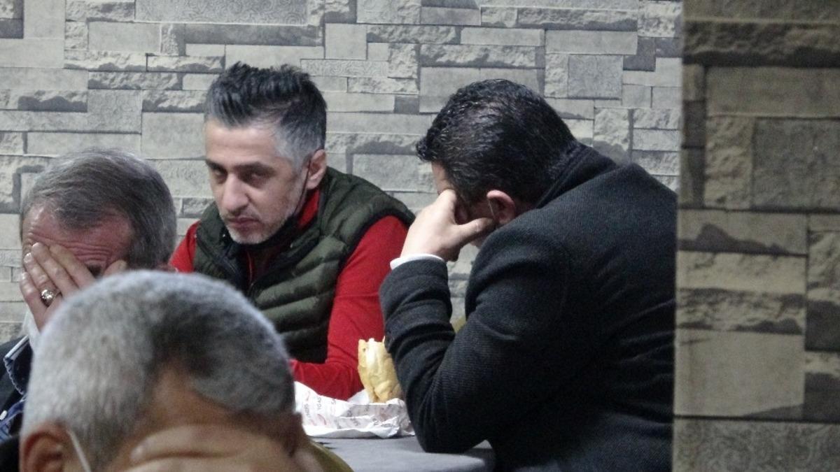 Kumar baskınında polis ceza yazarken onlar ekmek arası d&ouml;ner yedi