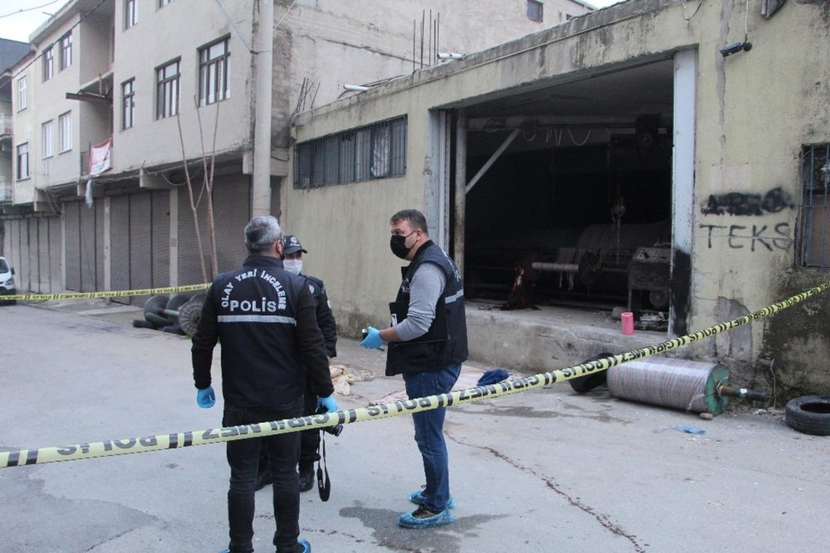 Dokuma makinesine &ouml;nce montunu sonra kolunu kaptıran esnaf kurtarılamadı