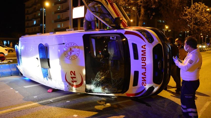 Çanakkale'de taksi ile ambulans çarpıştı: 5 yaralı