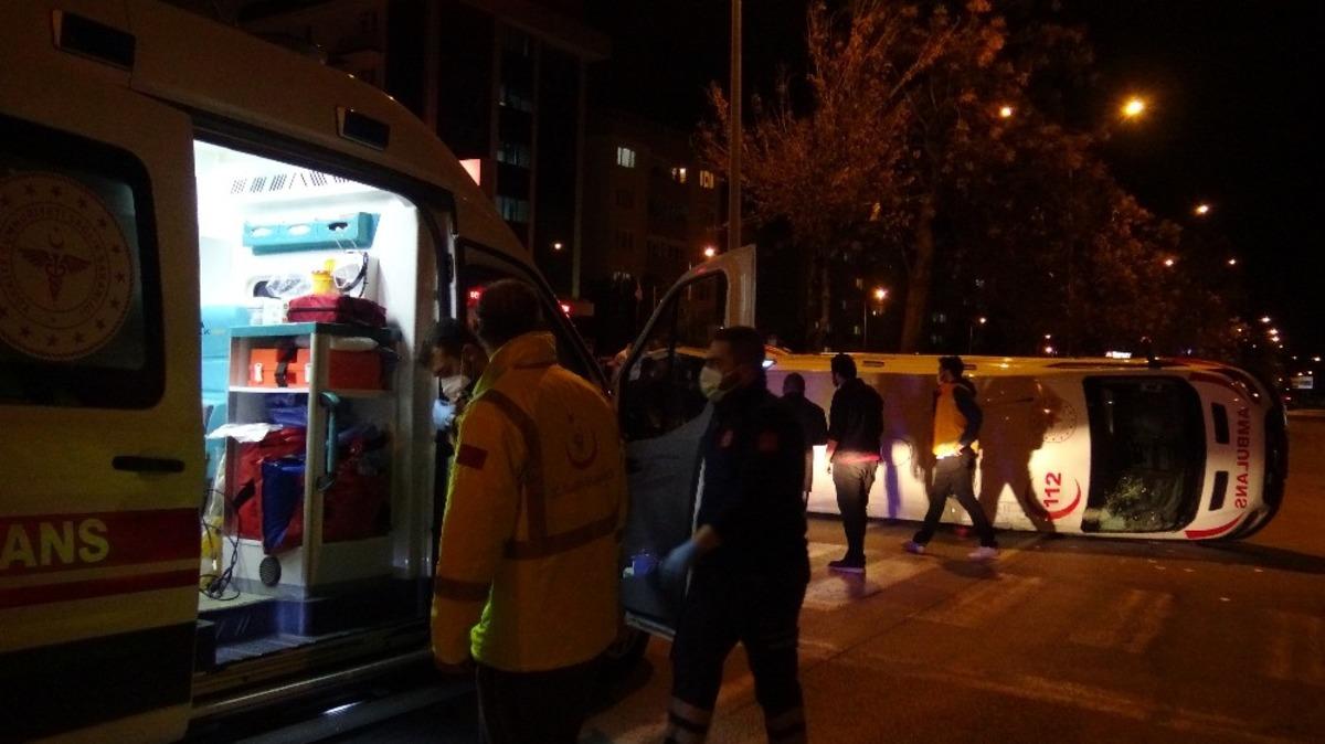 &Ccedil;anakkale&rsquo;de ticari taksi ile ambulans &ccedil;arpıştı: 5 yaralı