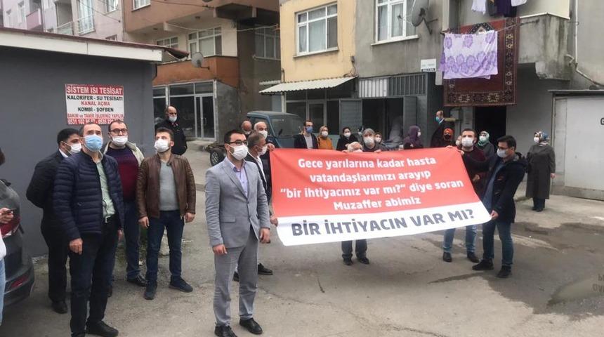 Koronavirüse yakalanan belediye başkanına pankartla destek verdiler