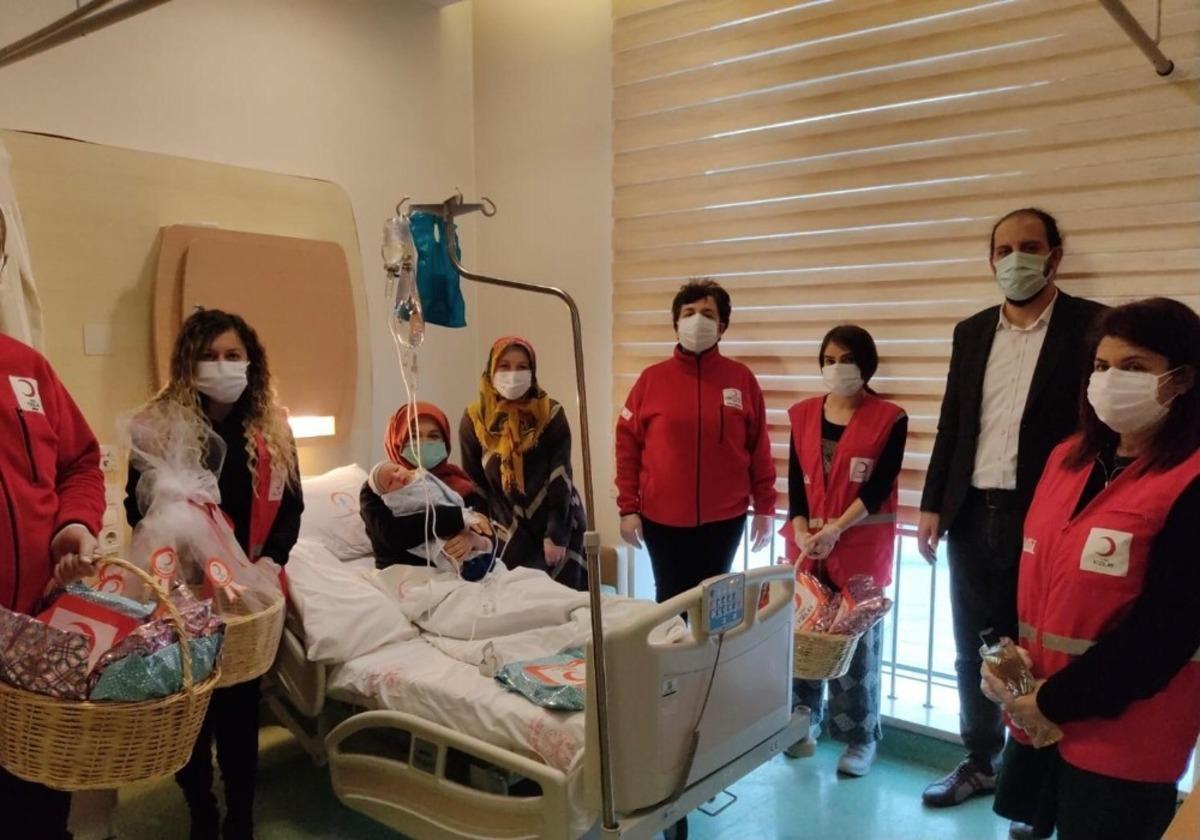 Annelere ilk hediye Kızılay Kadın g&ouml;n&uuml;ll&uuml;lerinden