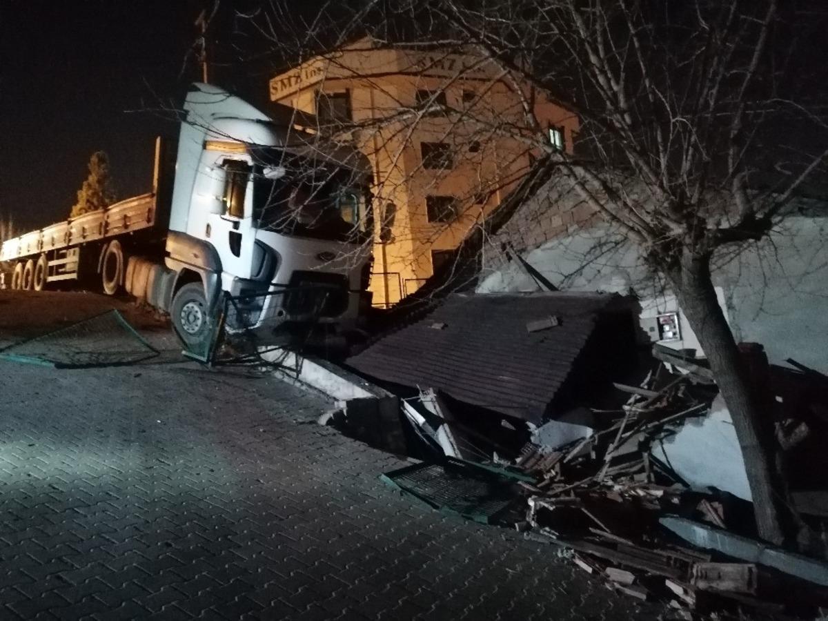 Freni boşalan tır eve &ccedil;arptı
