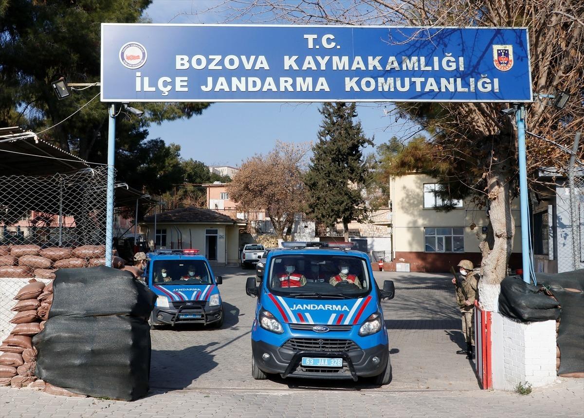 G&Uuml;NCELLEME - Şanlıurfa'da saklandığı k&uuml;meste yakalanan 2 cinayetin ş&uuml;phelisi tutuklandı