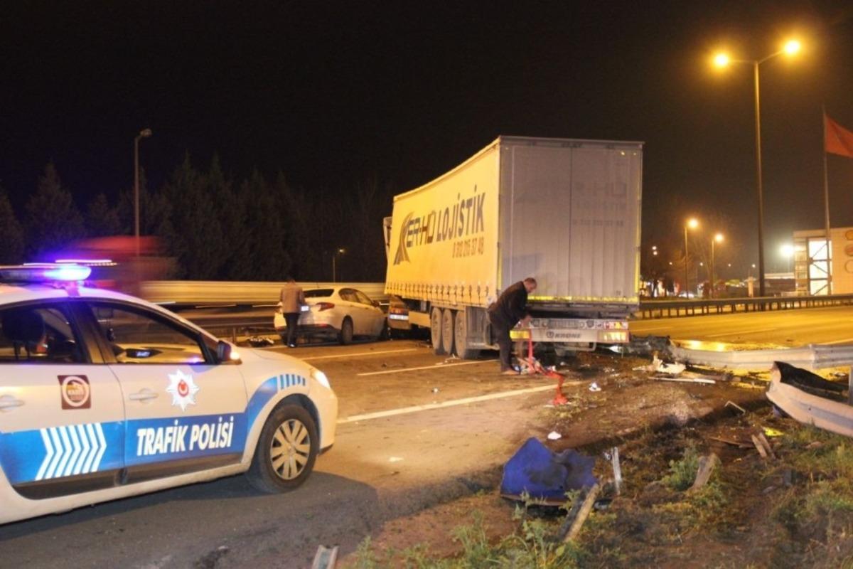 Otomobil ile &ccedil;arpışan tır bariyerleri par&ccedil;aladı, TEM trafiğe kapandı