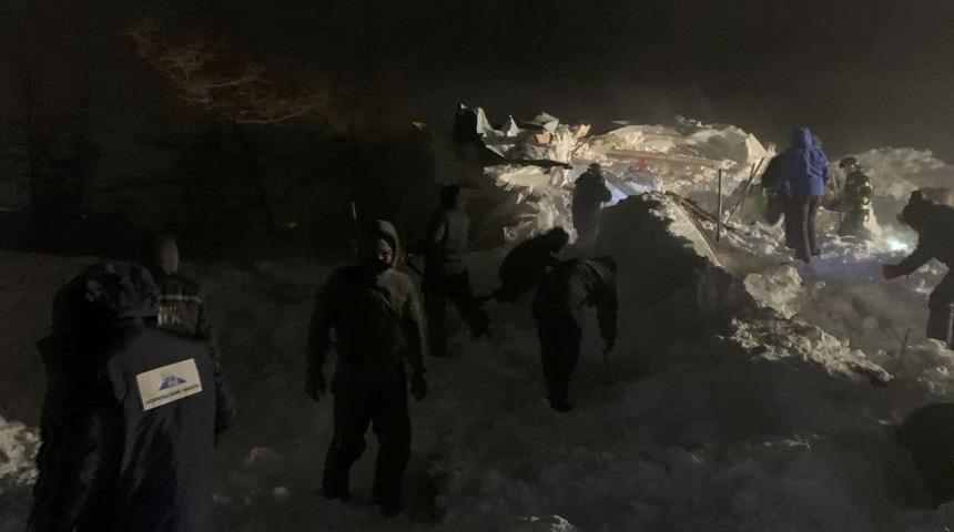 Rusya'da evlerin &uuml;st&uuml;ne &ccedil;ığ d&uuml;şt&uuml;: 2'si &ccedil;ocuk 4 kişi kurtarıldı