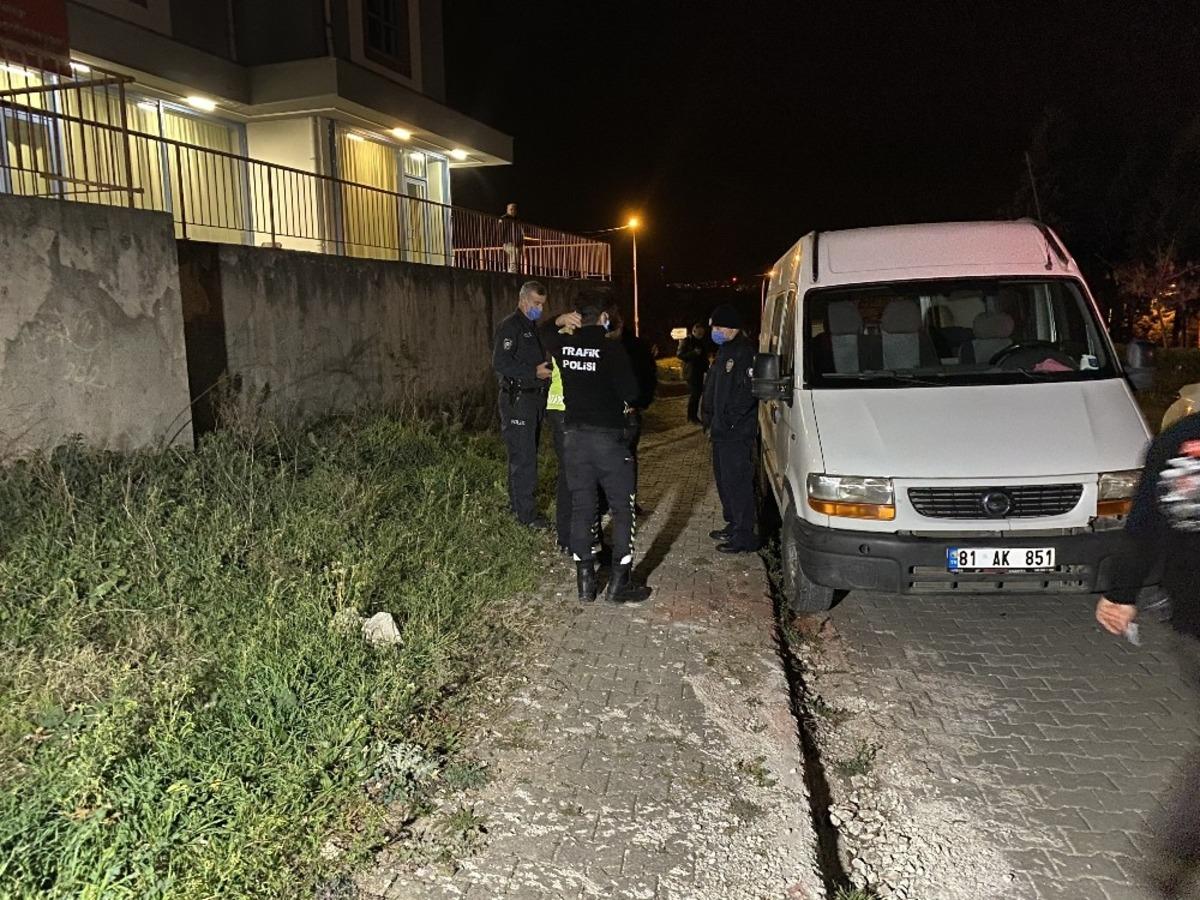 Uygulamadan ka&ccedil;tı, gazetecileri g&ouml;r&uuml;nce maskeyi y&uuml;z&uuml;ne kapattı
