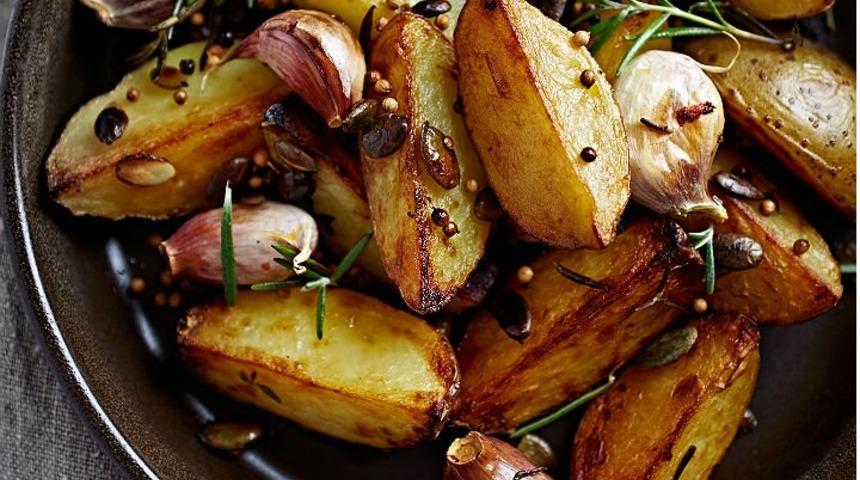 Güzelleştirmek onun işi: Biberiyeli sarımsaklı patates