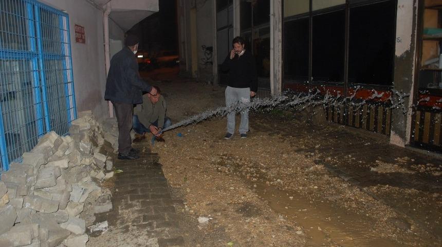 Gece yarısı korkutan su patlaması: G&ouml;k g&uuml;rledi sandım, yataktan fırladım