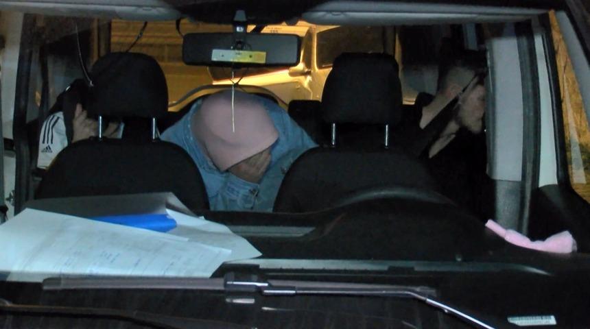 Pendik'te denetleme noktasından ka&ccedil;tılar, Kartal'da kaza yapınca yakalandılar