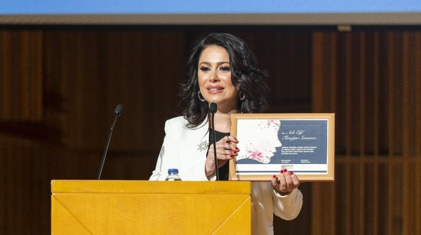 Oğlu i&ccedil;in &uuml;rettiği Propolisle &rsquo;İnsanlığa Değer Katan Girişimci&rsquo; &ouml;d&uuml;l&uuml;n&uuml; aldı