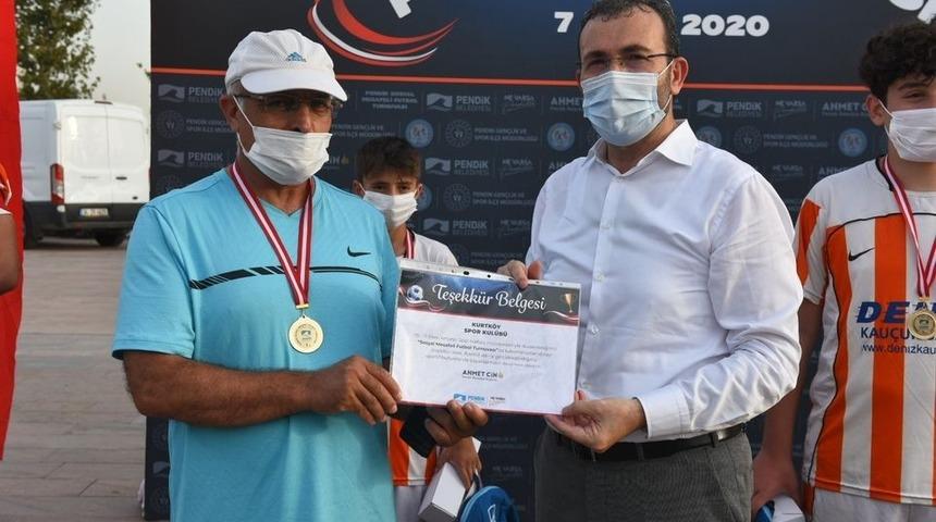 Korona vir&uuml;s nedeniyle zor g&uuml;nler ge&ccedil;iren antren&ouml;rlere 300 bin TL destek