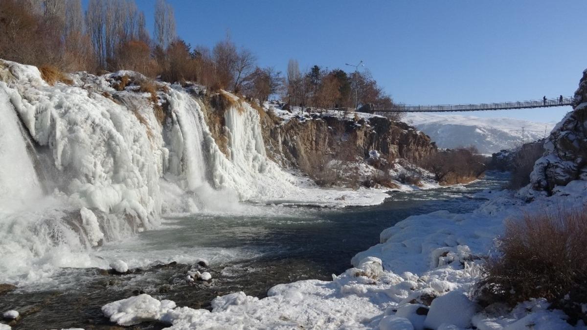 Buzdan gelinliğini giyen Muradiye Şelalesi b&uuml;y&uuml;l&uuml;yor