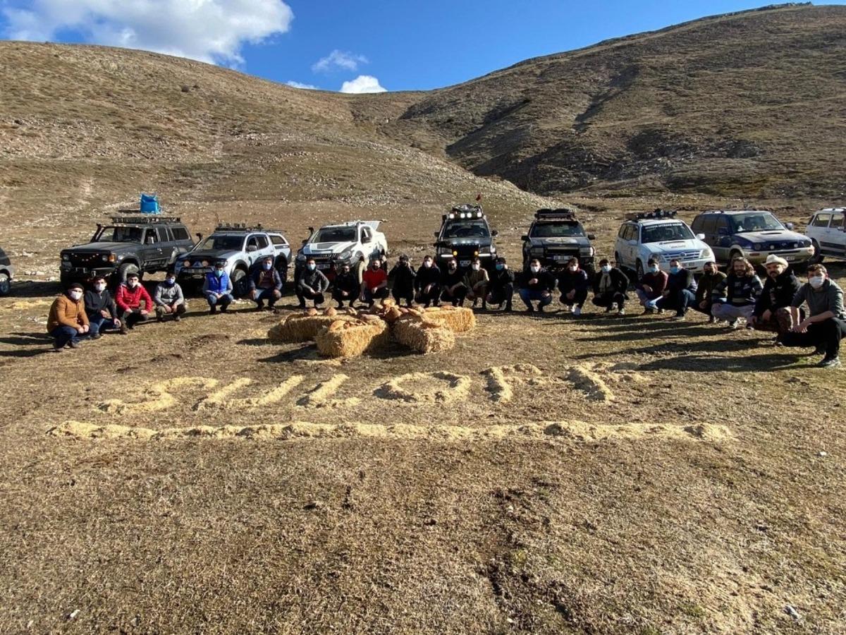 Off-road tutkunları yılkı atlarını besledi