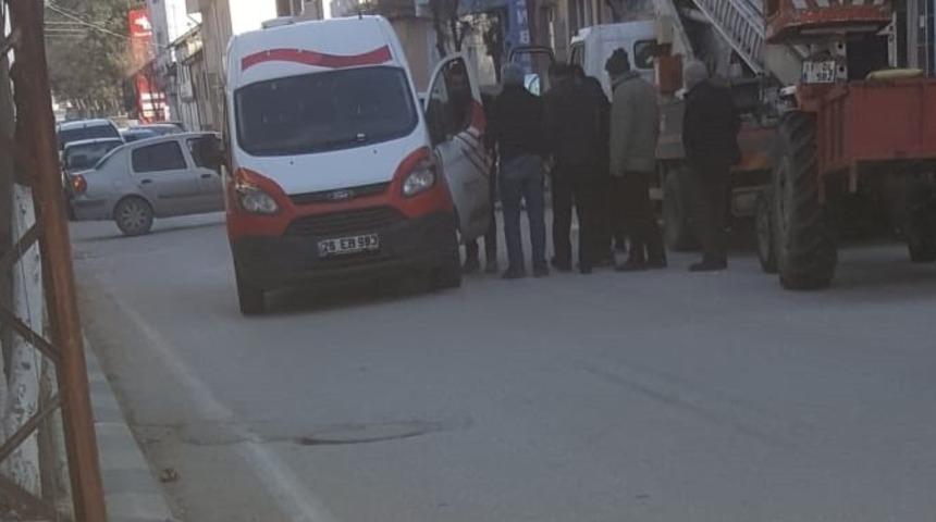 Sıkışan köpeği kurtarmak için üzerindeki aracı havaya kaldırdılar