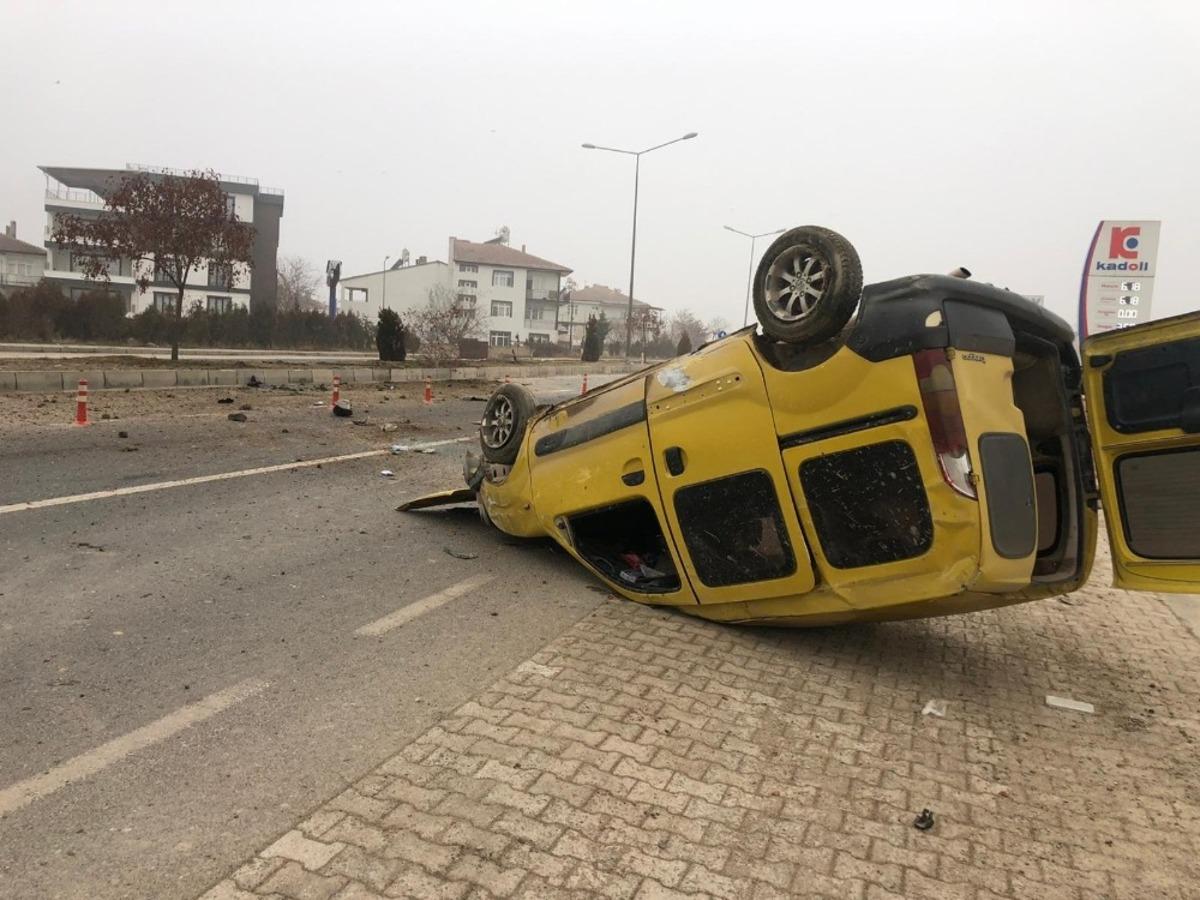 Hafif ticari ara&ccedil;, ref&uuml;je &ccedil;arparak takla attı,o anlar kamerada