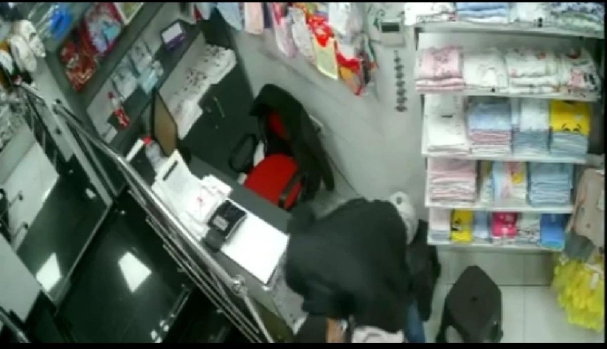 Tekerlekli sandalyeli &rsquo;cep telefonu&rsquo; hırsızları tutuklandı