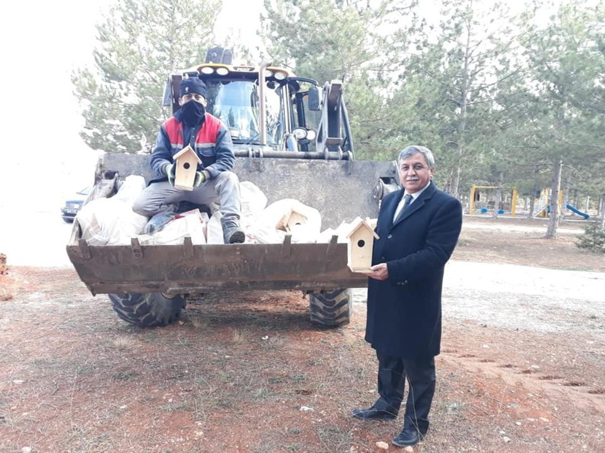 50 adet kuş evi ağa&ccedil;lara bırakıldı