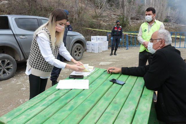 Serik’te karantinadaki mahalleye gıda yardımı yapıldı