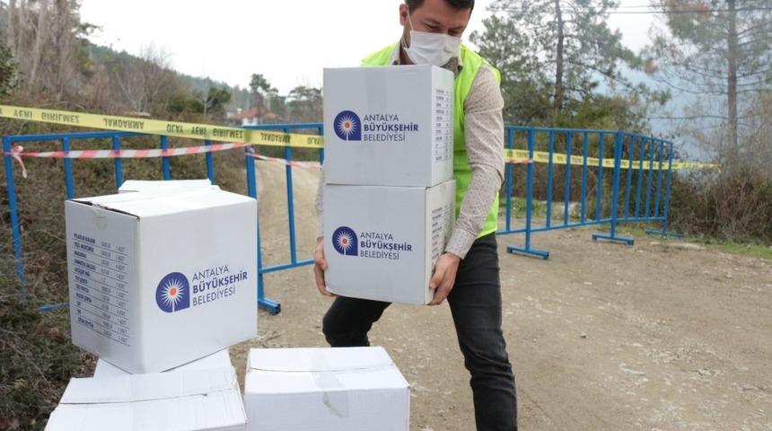 Serik’te karantinadaki mahalleye gıda yardımı yapıldı
