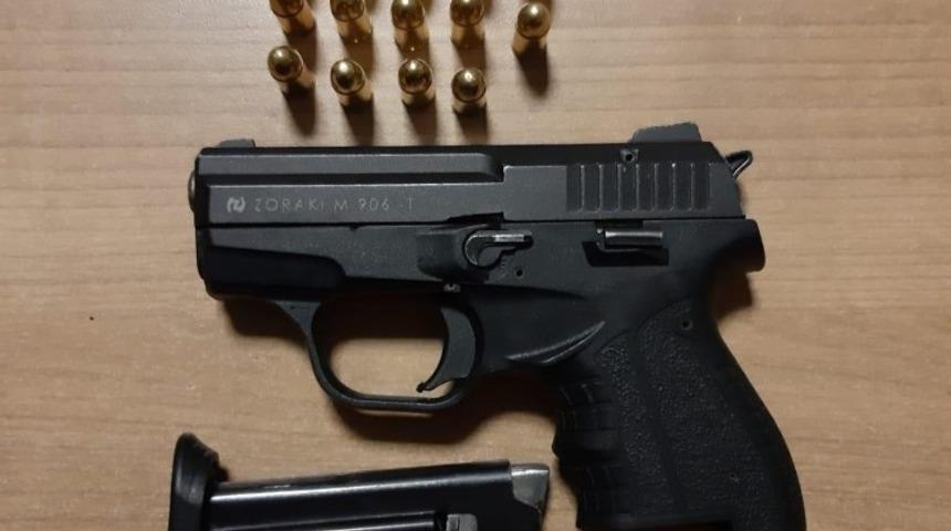 Bekçilerden kaçan şüphelinin üzerinden silah çıktı