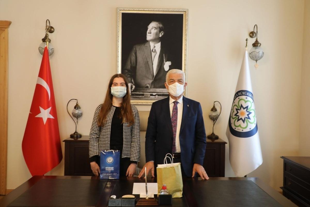 Başarılı &ouml;ğrenciden Başkan G&uuml;r&uuml;n&rsquo;e ziyaret