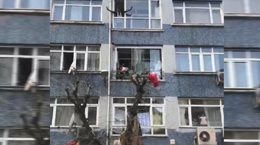 Yer: İstanbul! Eline ne geçirdiyse balkondan aşağı attı, vatandaşlar şaşkınlıkla izledi