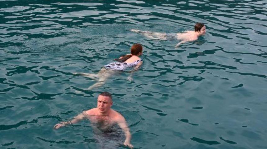 Rus turistler Demre'ye akın ediyor! Kış ortasında denize girdiler