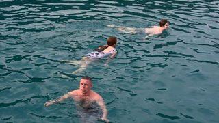 Rus turistler Demre'ye akın ediyor! Kış ortasında denize girdiler