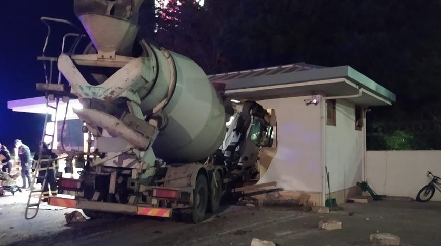 Beton mikseri fabrikanın g&uuml;venlik kul&uuml;besine &ccedil;arptı