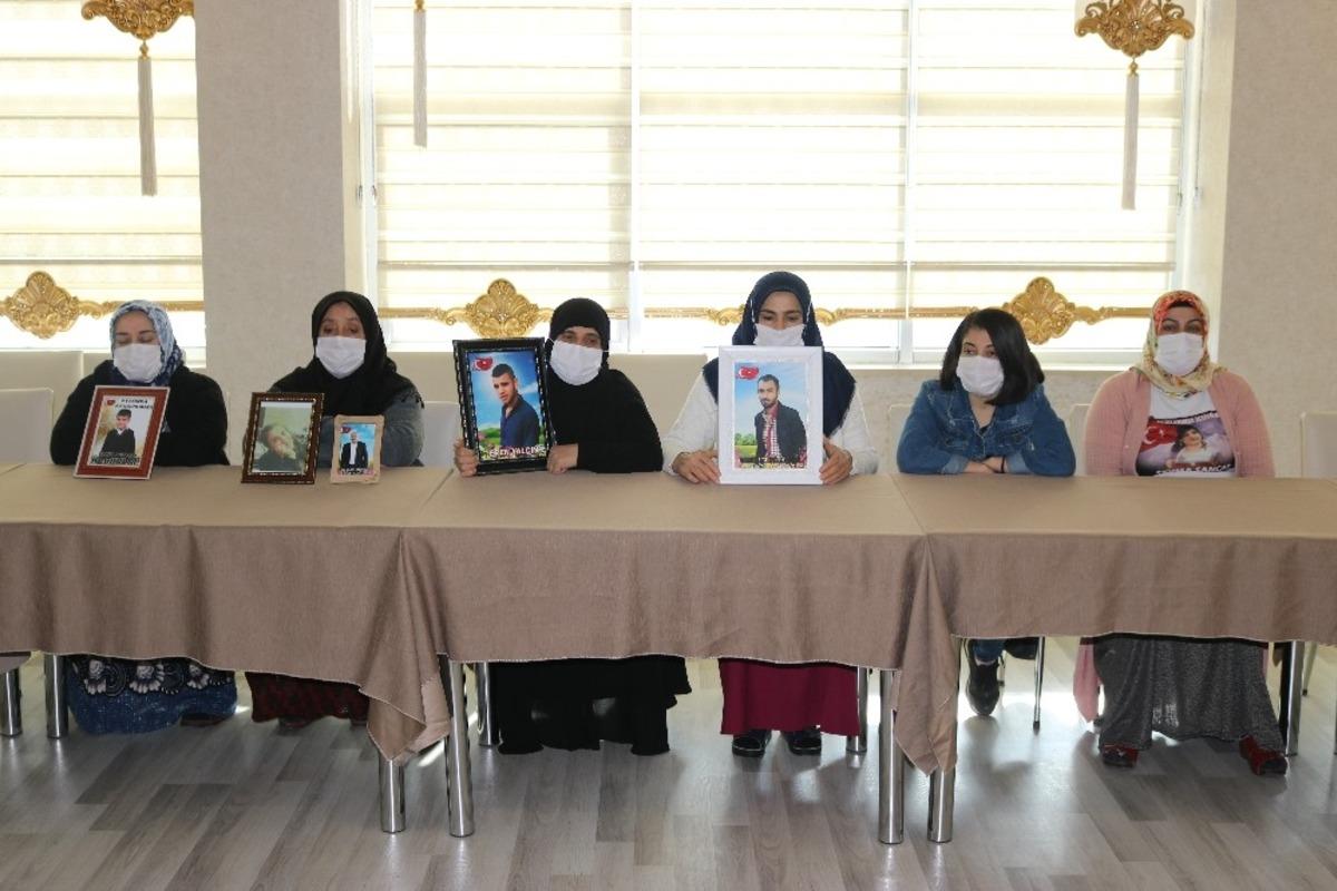 Evlat n&ouml;betindeki aileler kısıtlamaya rağmen eylemlerini s&uuml;rd&uuml;r&uuml;yor